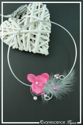 collier-en-aluminium-fada-couleur-blanc-et-fuchsia-modele-plumes-sur-fond-noir