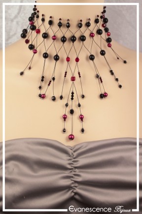 collier-en-fil-cable-rednex-couleur-noir-et-rouge-porte