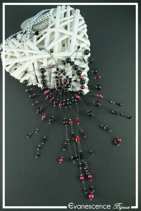 collier-en-fil-cable-rednex-couleur-noir-et-rouge-sur-fond-noir