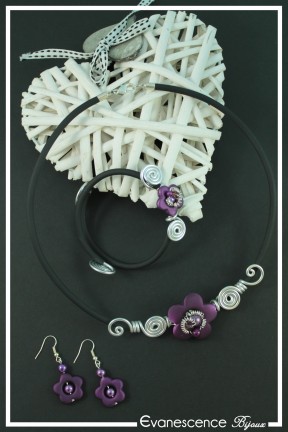 parure-de-bijoux-hocus-couleur-argent-et-violet-sur-fond-noir