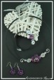 parure-de-bijoux-hocus-couleur-argent-et-violet-sur-fond-noir