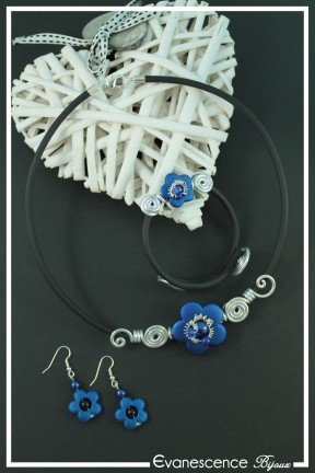 parure-de-bijoux-hocus-couleur-argent-et-bleu-sur-fond-noir