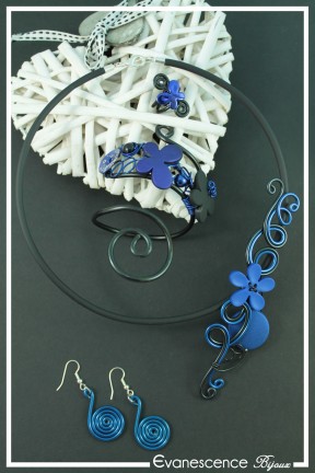 parure-de-bijoux-huguette-couleur-noir-et-bleu-roi-sur-fond-noir