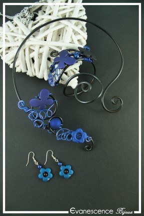 parure-de-bijoux-voxy-couleur-noir-et-bleu-sur-fond-noir