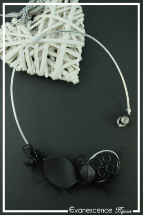 collier-en-aluminium-houps-couleur-argent-et-noir-sur-fond-noir