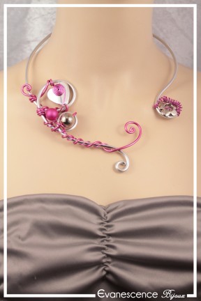 collier-en-aluminium-carry-couleur-argent-et-fuchsia-porte