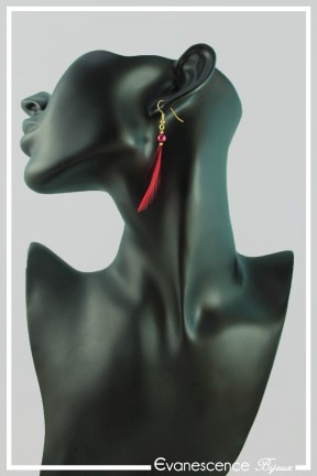 boucles-d-oreilles-avec-plumes-pyrolis-couleur-rouge-portees