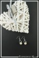 boucles-d-oreilles-avec-un-tourbillon-maou-couleur-blanc-et-argent-sur-fond-noir