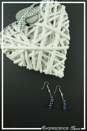 boucles-d-oreilles-en-fil-cable-chatran-couleur-bleu-marine-sur-fond-noir