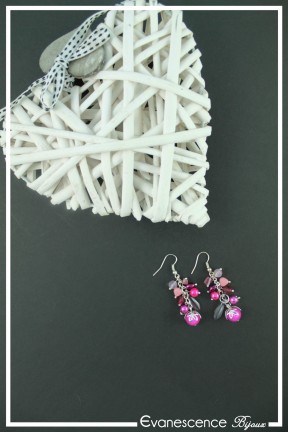 boucles-d-oreilles-chaine-pandora-couleur-fuchsia-sur-fond-noir