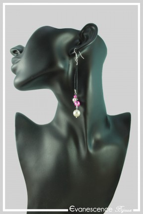 boucles-d-oreilles-en-coton-cire-eka-couleur-blanc-et-fuchsia-portees