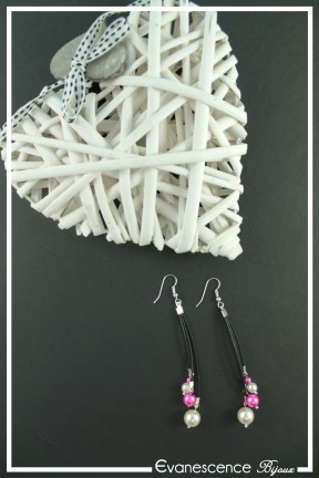 boucles-d-oreilles-en-coton-cire-eka-couleur-blanc-et-fuchsia-sur-fond-noir