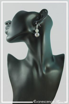 boucles-d-oreilles-sur-clous-ishtar-couleur-argent-et-blanc-portees