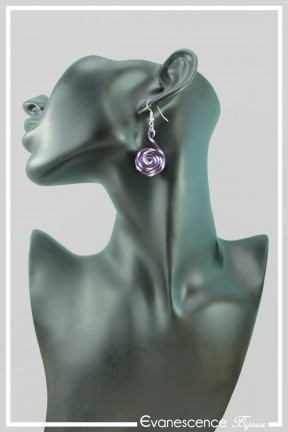 boucles-d-oreilles-en-aluminium-pastille-couleur-violet-strie-portees