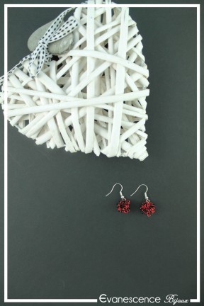 boucles-d-oreilles-en-fil-de-cuivre-adonis-couleur-noir-et-rouge-sur-fond-noir