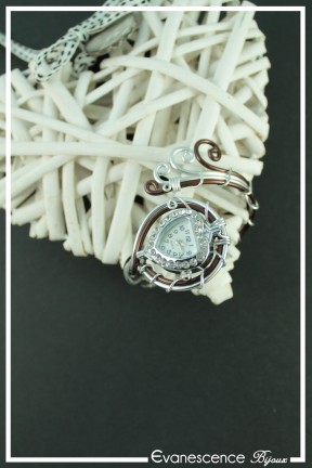 montre-en-aluminium-kitty-couleur-chocolat-et-argent-sur-fond-noir