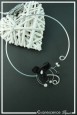 collier-en-aluminium-fada-couleur-blanc-et-noir-sur-fond-noir