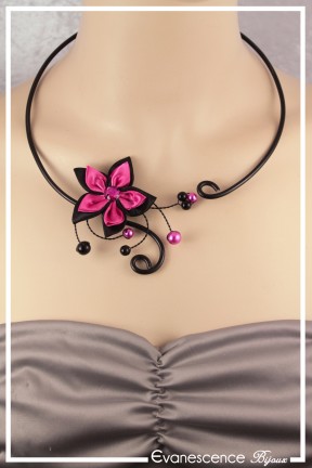 collier-en-aluminium-margot-couleur-noir-et-fuchsia-porte