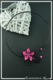 collier-en-aluminium-margot-couleur-noir-et-fuchsia-sur-fond-noir