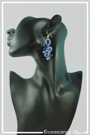 boucles-d-oreilles-en-aluminium-polka-couleur-argent-et-bleu-roi-portees