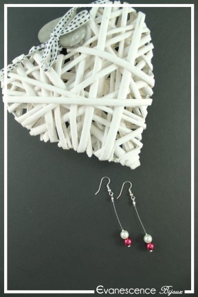 boucles-d-oreilles-en-fil-cable-reglisse-couleur-rouge-et-blanc-sur-fond-noir