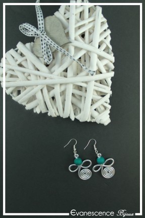 boucles-d-oreilles-en-aluminium-lucky-couleur-argent-et-vert-emeraude-sur-fond-noir