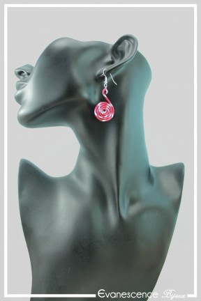 boucles-d-oreilles-en-aluminium-pastille-couleur-rouge-strie-portees