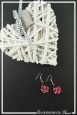 boucles-d-oreilles-en-aluminium-pastille-couleur-rouge-strie-sur-fond-noir