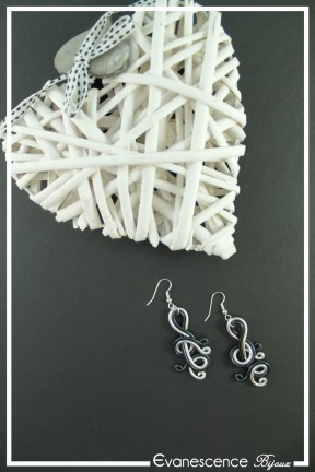 boucles-d-oreilles-en-aluminium-polka-couleur-argent-et-noir-sur-fond-noir