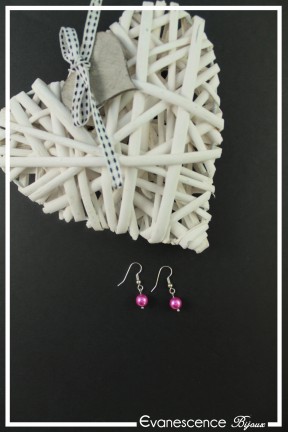 boucles-d-oreilles-sur-clous-eva-couleur-fuchsia-sur-fond-noir