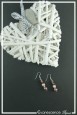 boucles-d-oreilles-sur-clous-patsy-couleur-argent-et-chocolat-sur-fond-noir