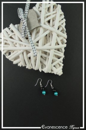 boucles-d-oreilles-sur-clous-margot-couleur-noir-et-turquoise-sur-fond-noir