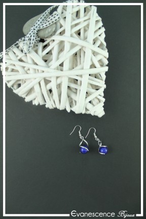 boucles-d-oreilles-avec-un-tourbillon-maou-couleur-bleu-marine-et-argent-sur-fond-noir