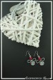 boucles-d-oreilles-en-aluminium-lucky-couleur-argent-et-rouge-sur-fond-noir