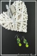 boucles-d-oreilles-chaine-penelope-couleur-vert-sur-fond-noir