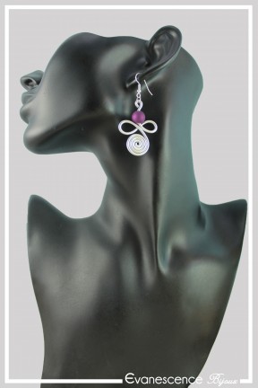 boucles-d-oreilles-en-aluminium-lucky-couleur-argent-et-violet-portees