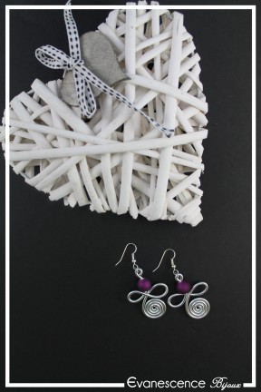 boucles-d-oreilles-en-aluminium-lucky-couleur-argent-et-violet-sur-fond-noir