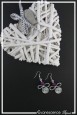 boucles-d-oreilles-en-aluminium-lucky-couleur-argent-et-violet-sur-fond-noir