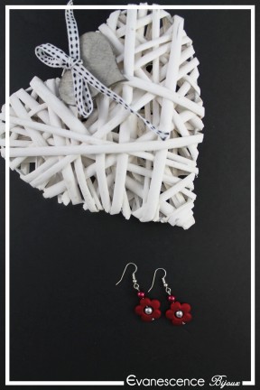 boucles-d-oreilles-sur-clous-dory-couleur-rouge-et-argent-sur-fond-noir