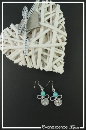 boucles-d-oreilles-en-aluminium-lucky-couleur-argent-et-turquoise-sur-fond-noir