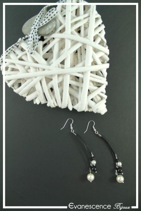 boucles-d-oreilles-en-coton-cire-eka-couleur-blanc-et-noir-sur-fond-noir