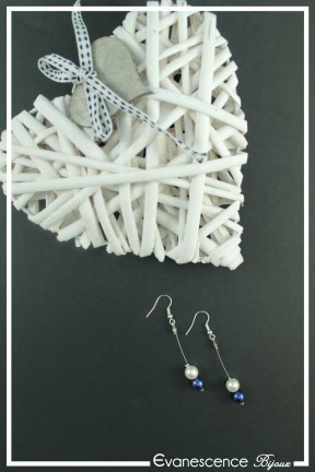 boucles-d-oreilles-en-fil-cable-reglisse-couleur-bleu-roi-et-blanc-sur-fond-noir