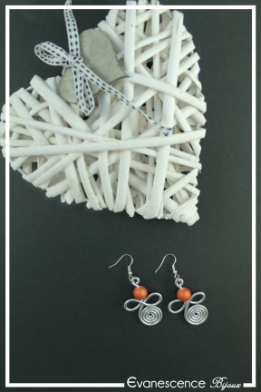 boucles-d-oreilles-en-aluminium-lucky-couleur-argent-et-orange-sur-fond-noir