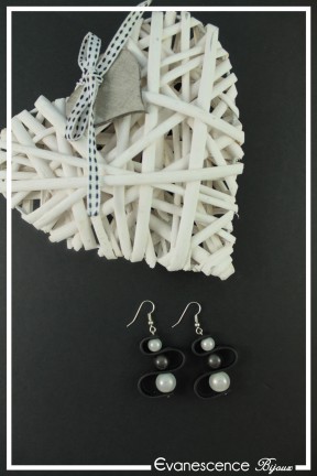 boucles-d-oreilles-sur-clous-bandita-couleur-noir-et-blanc-sur-fond-noir