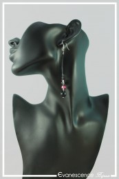 boucles-d-oreilles-en-coton-cire-eka-couleur-noir-et-rouge-portees