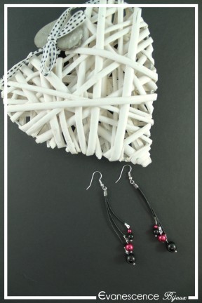 boucles-d-oreilles-en-coton-cire-eka-couleur-noir-et-rouge-sur-fond-noir