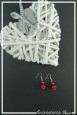 boucles-d-oreilles-sur-clous-sparta-couleur-rouge-sur-fond-noir