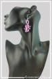 boucles-d-oreilles-en-aluminium-polka-couleur-argent-et-fuchsia-portees