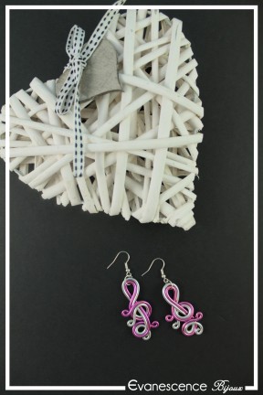 boucles-d-oreilles-en-aluminium-polka-couleur-argent-et-fuchsia-sur-fond-noir