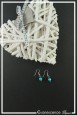 boucles-d-oreilles-sur-clous-eva-couleur-turquoise-sur-fond-noir